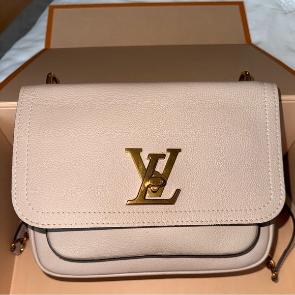 Louis Vuitton Grained Calfskin Lockme Chain Bag Greige - Picture 16 of 16